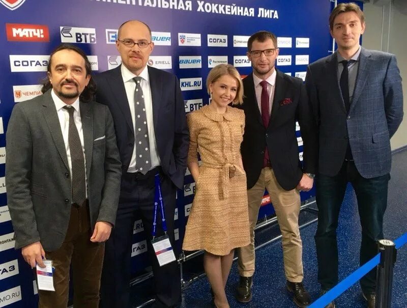 Комментаторы кхл вайсфельд. Гимаев. Комментаторы кхл список. Комментатор кхл тв артем божко. Олег мосалев комментатор.