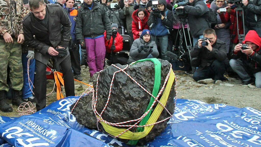 В каком городе упал. В челябинске упал метеорит. пострадавшие от метеорита в челябинске. чебаркульский метеорит размер и вес. когда упал челябинский метеорит.