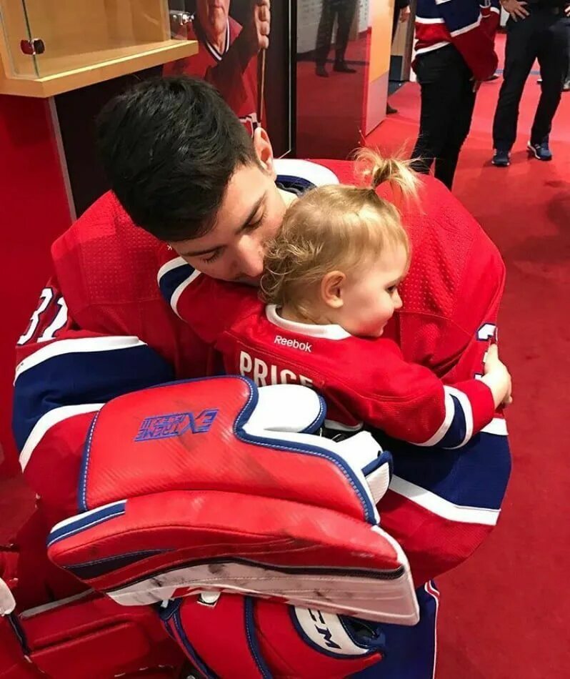 Мама хоккеиста. Маленький хоккеист. Хоккейные мамаши. Мама хоккеиста. Родители хоккеиста.