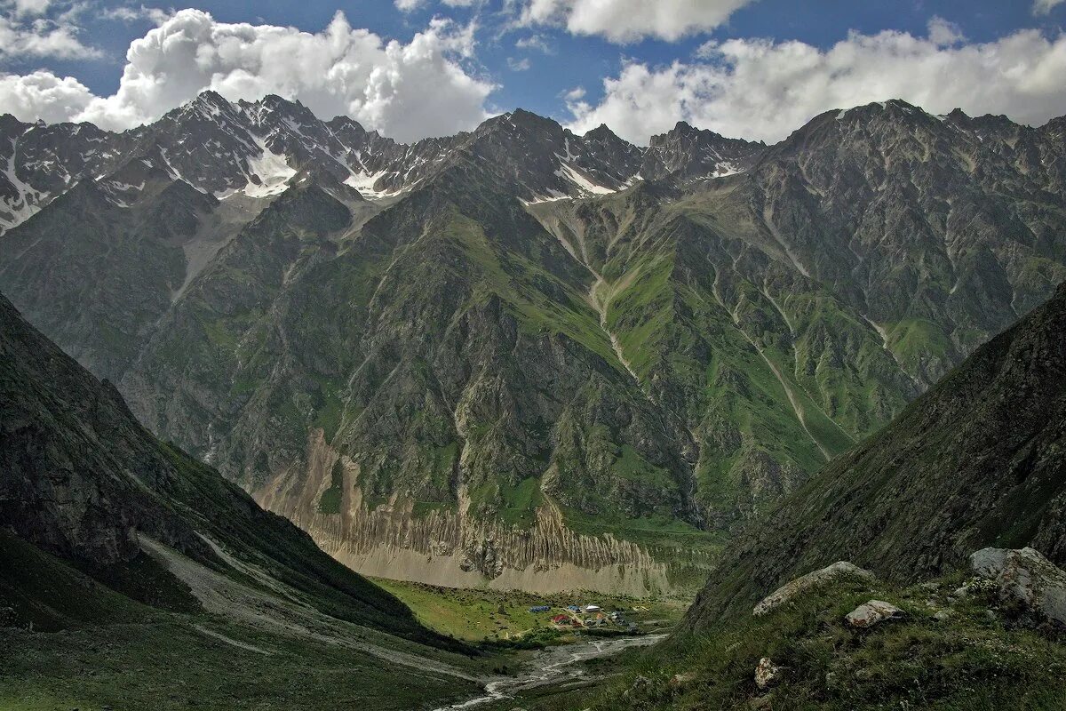 2 края северного кавказа. Ущелье Безенги. Кавказский хребет Безенги. Безенгийская стена Кабардино-Балкария. Кавказ ущелье Безенги.