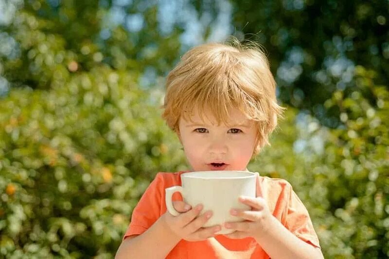Кружка «ребенок». Чашка для детей. Мальчик с чашкой чая. Чашечки чая для детей. Сладкий чай детям