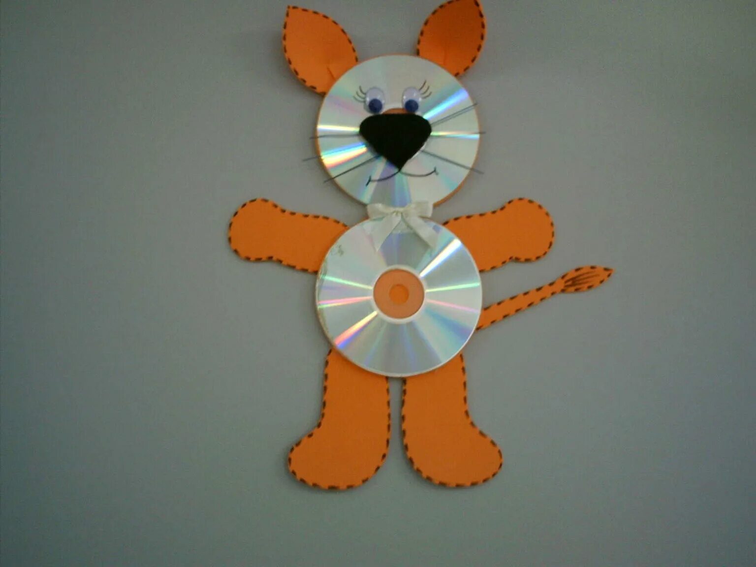 Новогодняя поделка символ года. Символ года из бросового материала. Поделки из бумажных стаканчиков. Поделка на уличную елку из проволоки. Символ года из бросового материала.