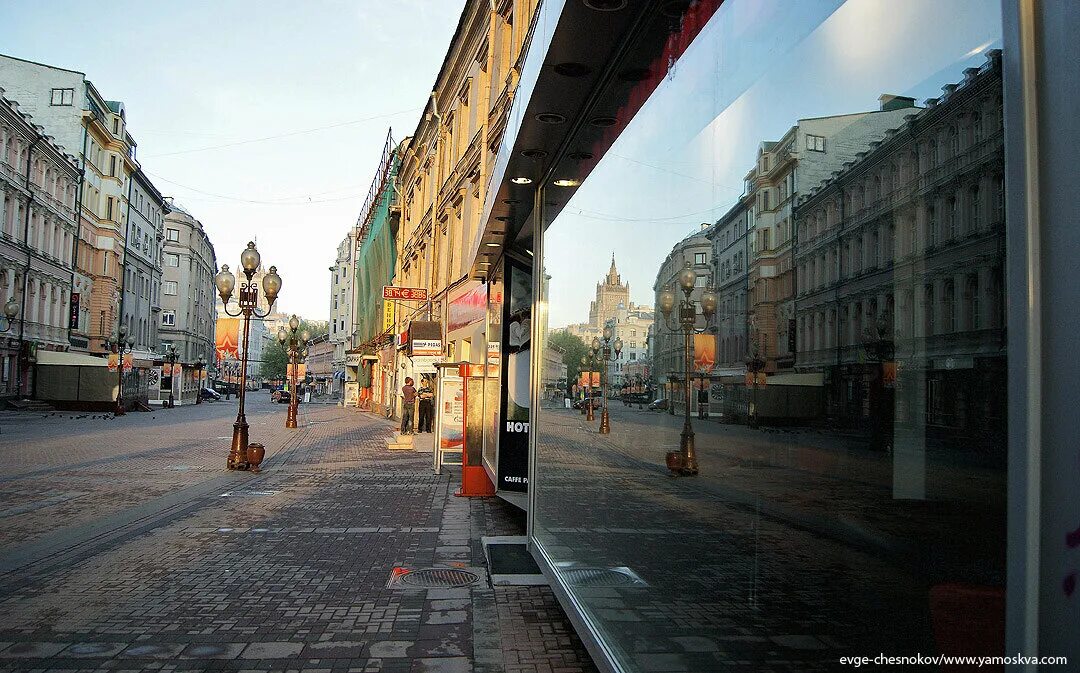 Арбат Санкт-Петербург улица. Старый Арбат Москва дворы. Старые переулки Арбата. Окуджава на Арбате.