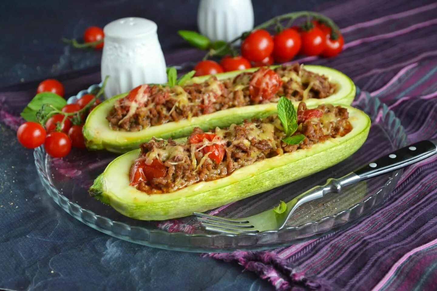 Фаршированные кабачки с мясным фаршем в духовке. Фаршированные цукини с фаршем запеченные в духовке. Фаршированные кабачки цукини. Фаршированные кабачки с рисом. Кабачки фаршированные запеченные.