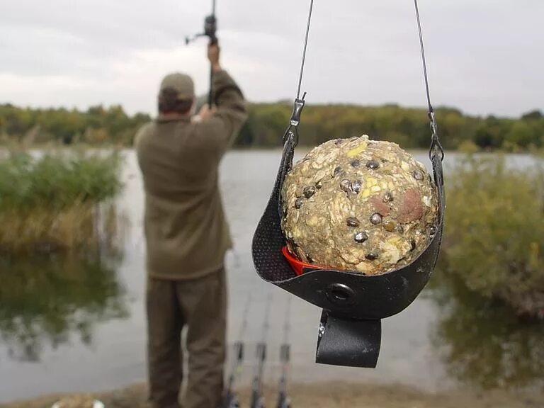 Вода для прикормки. Прикормка для рыбы сазан и Карп. Приспособление для закорма рыбы. Привада для рыбалки. Приспособление для заброса прикормки.