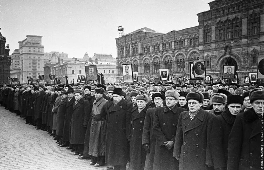 Фото истории. Похороны Сталина 1953. Смерть Сталина 1953. Сталин 1953 похороны. Похороны Сталина 1953 СССР.