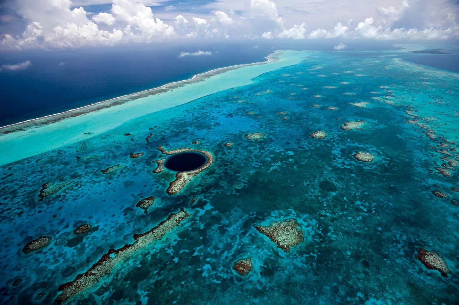 Острова большого рифа. Юкатан полуостров большая голубая дыра. Барьерный риф Белиз. Белизский Барьерный риф и большая голубая дыра. Большая голубая дыра, Лайтхаус-риф.