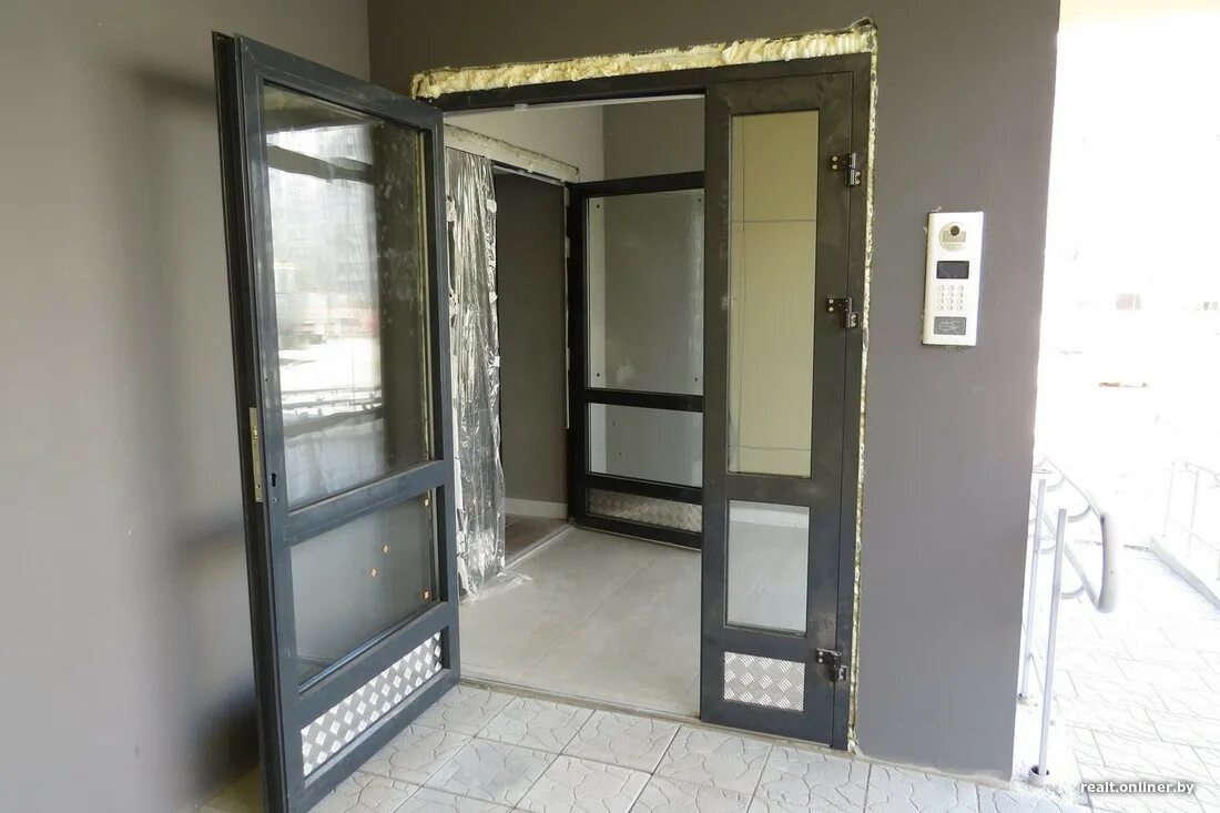 Входная дверь в подъезд со стеклом. Дверь в подъезд со стеклом. двери входные подъездные со стеклом. подъездные стеклянные двери современные.