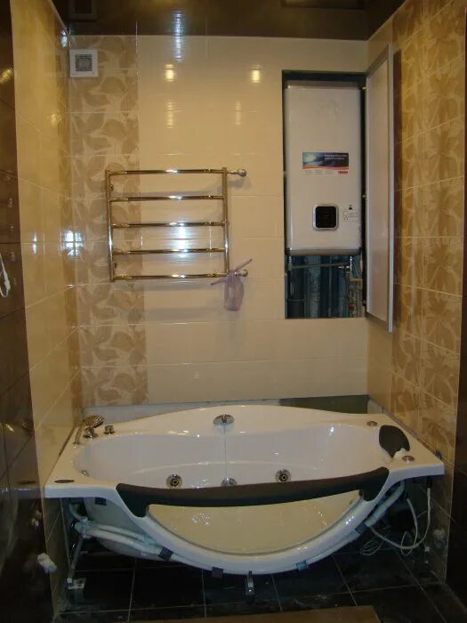 гардероб за кроватью в спальне. спальня с гардеробной комнатой. комнаты в столбцы. водонагреватель в ванной комнате. 1.