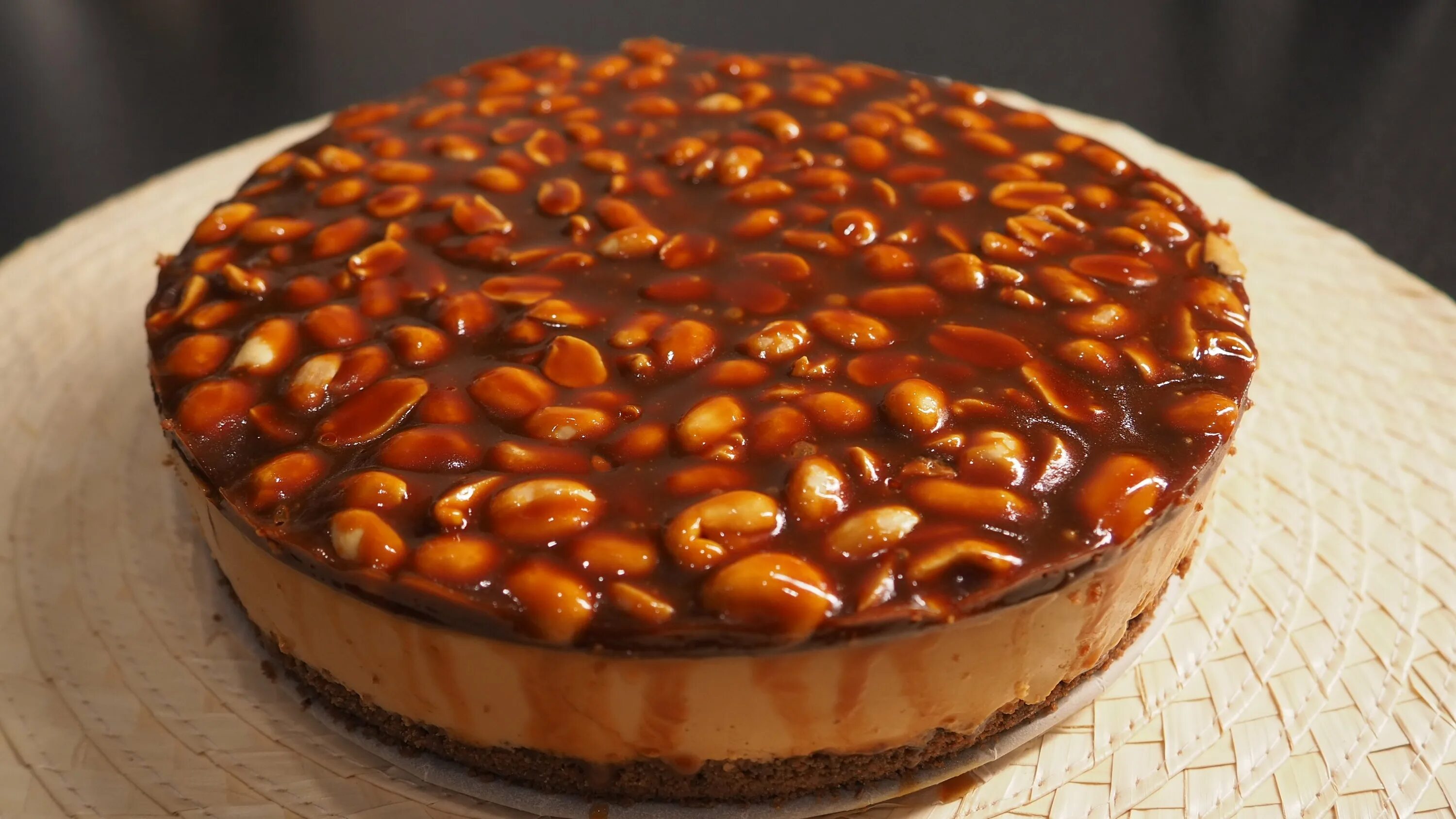 Начинка сникерс для торта. Торт сникерс кармен. Торт с арахисом. Тортодел торт сникерс. Сникерс с грецким орехом.