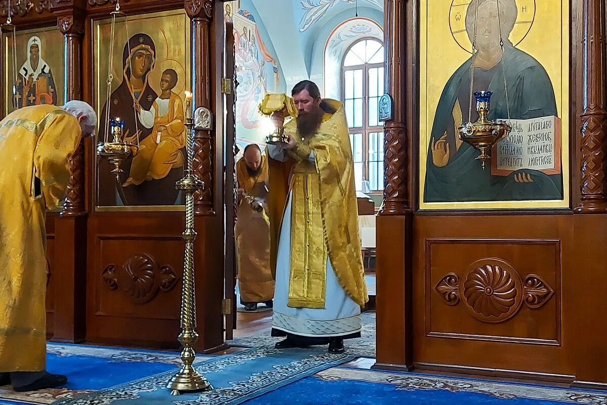 Прощеное воскресенье в храме. Прощеное воскресенье Бог простит. Прощенное воскресенье Церковь. Великий пост монастырь.