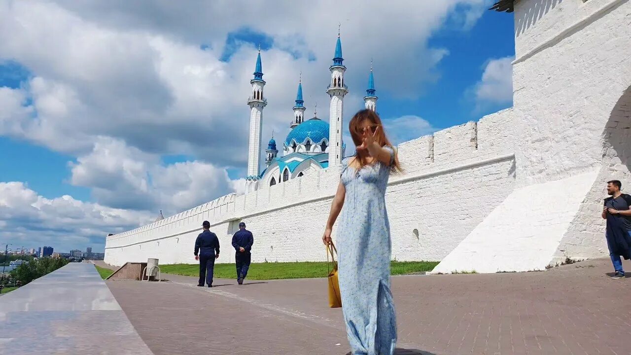 Фотосессия на фоне храма. Казань кремль девушка. Туристы в казани. Красивые девушки казани. Фотосессия на фоне мечети.
