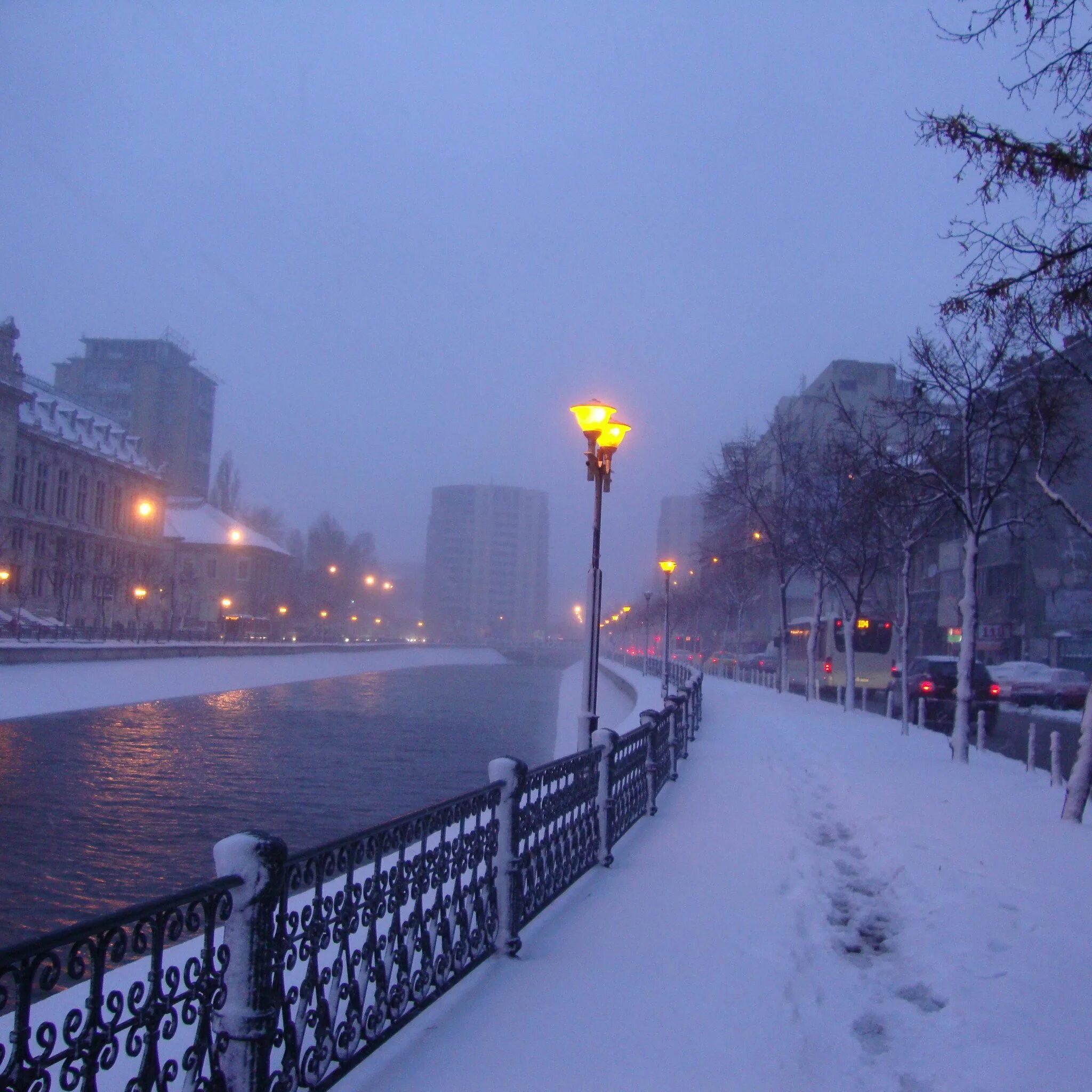 Москва теплая зима. Зимний город. Зимняя улица. Город зимой. Зимняя вечерняя улица.