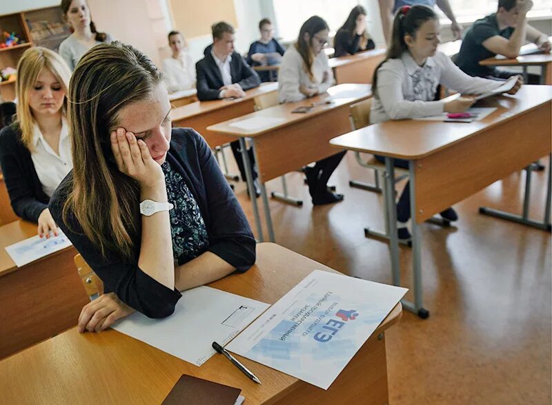 Успешно сдали выпускные экзамены. Экзамены в школе. Школьники на экзамене. Школьники на ЕГЭ. ЕГЭ выпускники.