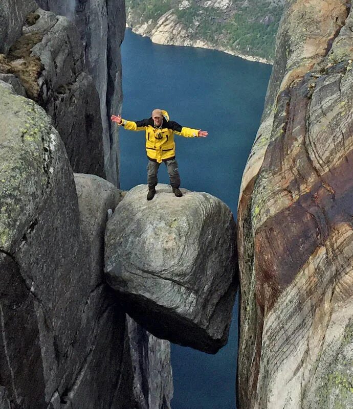 камень между гор. Kjeragbolten скандинавские горы. висячий камень в израиле. камень между гор. плато кьераг норвегия.