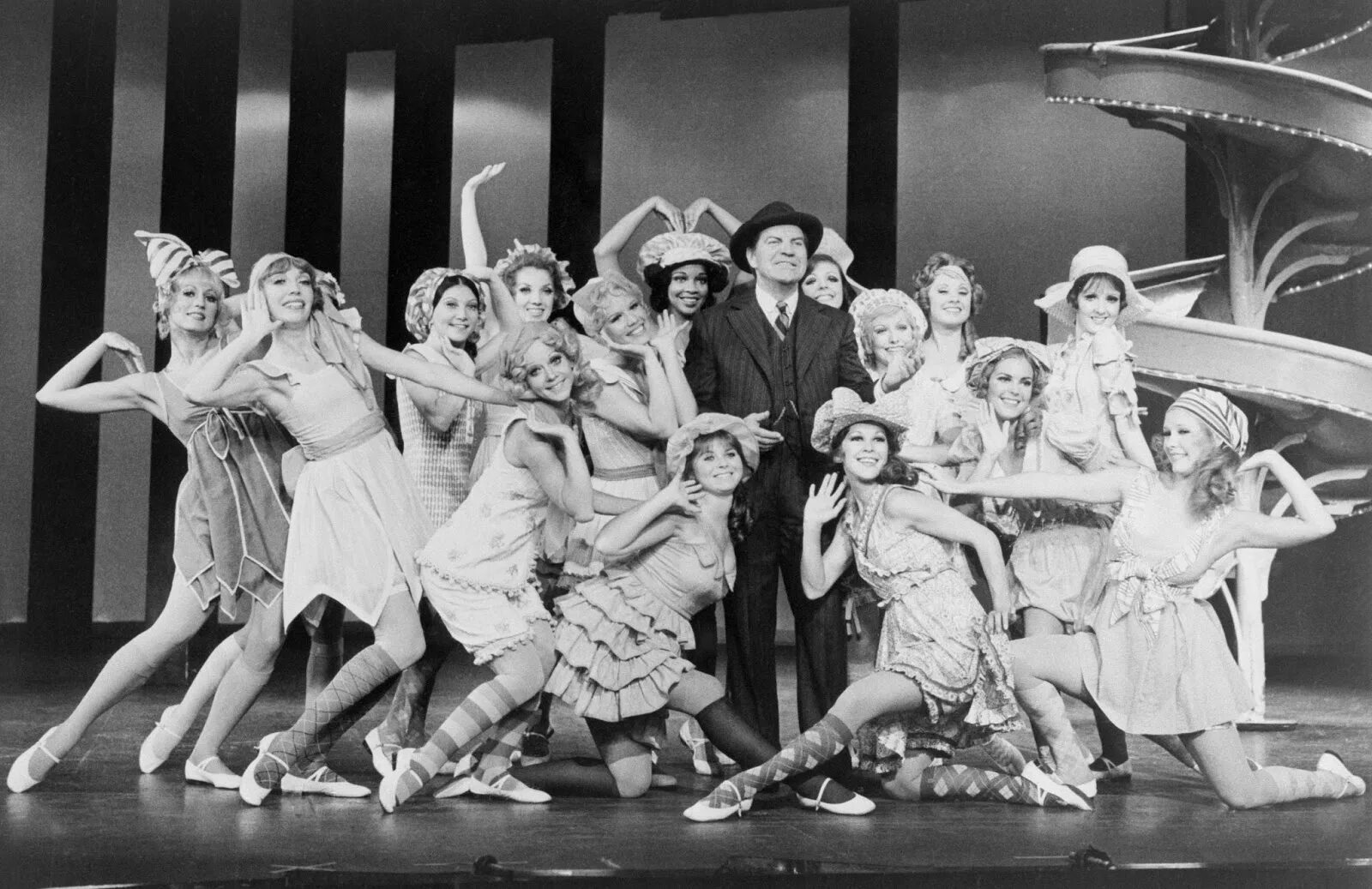 Американец в париже мюзикл сюжет. The twentieth century has. The twentieth century has. Мюзикл бродвей. Surrealism garden 20 century.