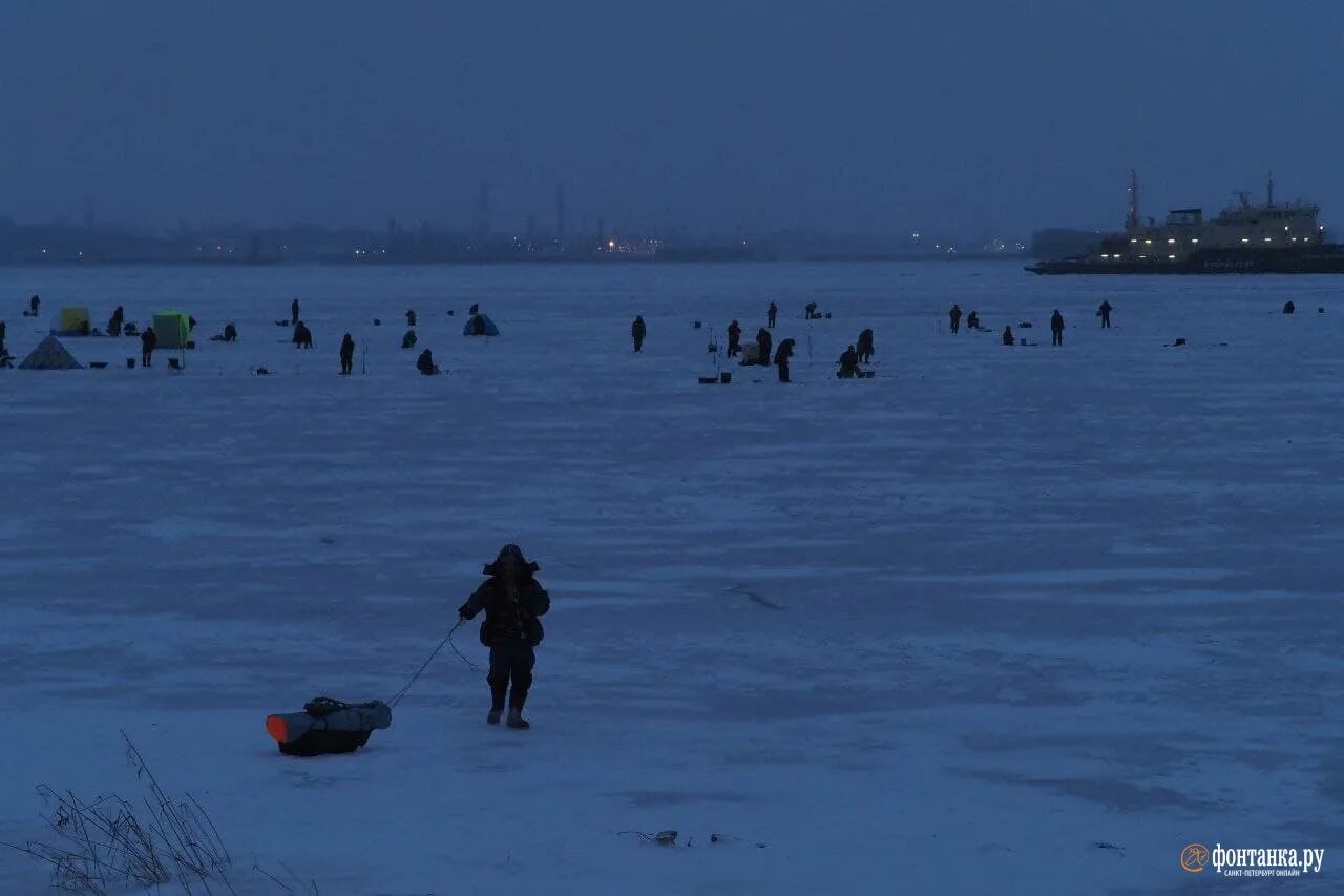 Ловли санкт петербург. Ловля корюшки на льду. Зимняя рыбалка на финском заливе. Ловля корюшки на финском заливе. Рыбаки зимой на дамбе в СПБ.