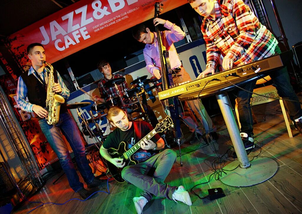 Blues cafe. Джаз-кафе старый рояль, казань. Блюз кафе музыка. Представители ритм энд блюз. Джаз блюз кафе москва.