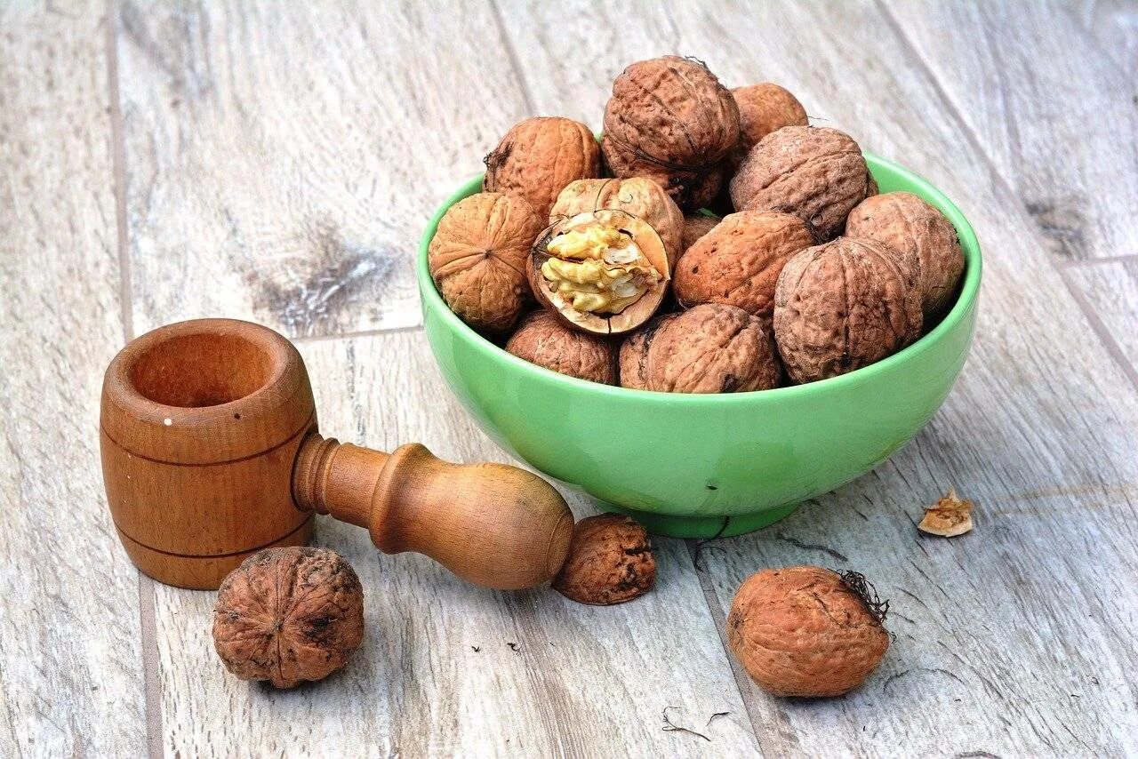 Почему грецкий орех называется грецким. Мужчина ест орехи.
