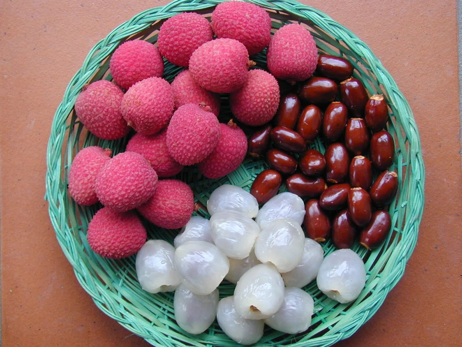 Как выглядит фрукт личи фото. Litchi ягода. Lychee фрукт. Чили ягода. Китайские личи.