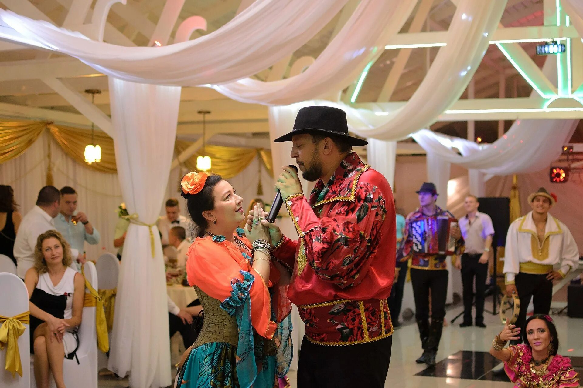 свадьба цыган. цыганская свадьба. цыганские свадебные платья. цыганочка на свадьбе. цыганочка на свадьбе.