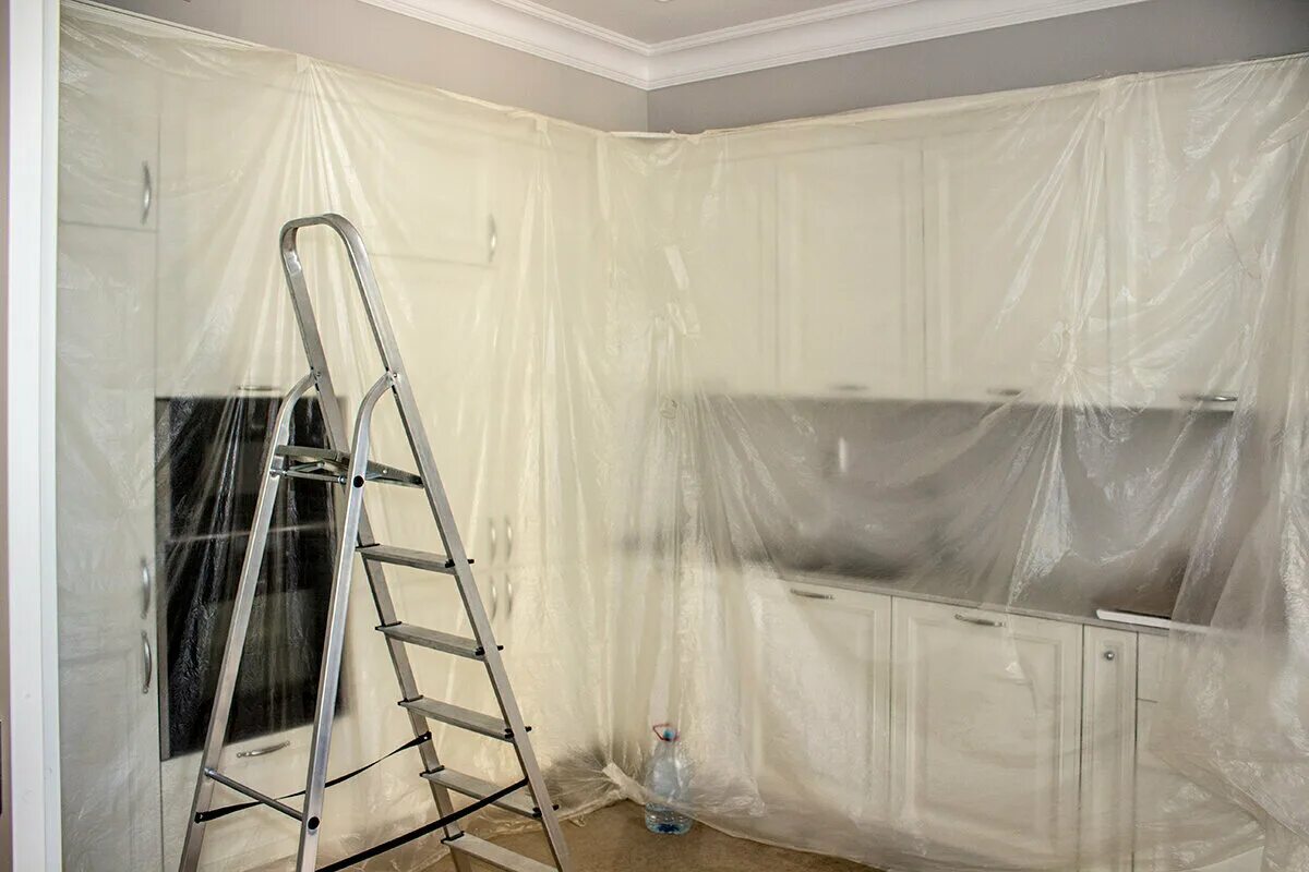 укрывная пленка tesa с малярной лентой. укрывная пленка для ремонта на стены. пленка для мебели при ремонте. плёнка для укрытия мебели. укрывная пленка tesa.