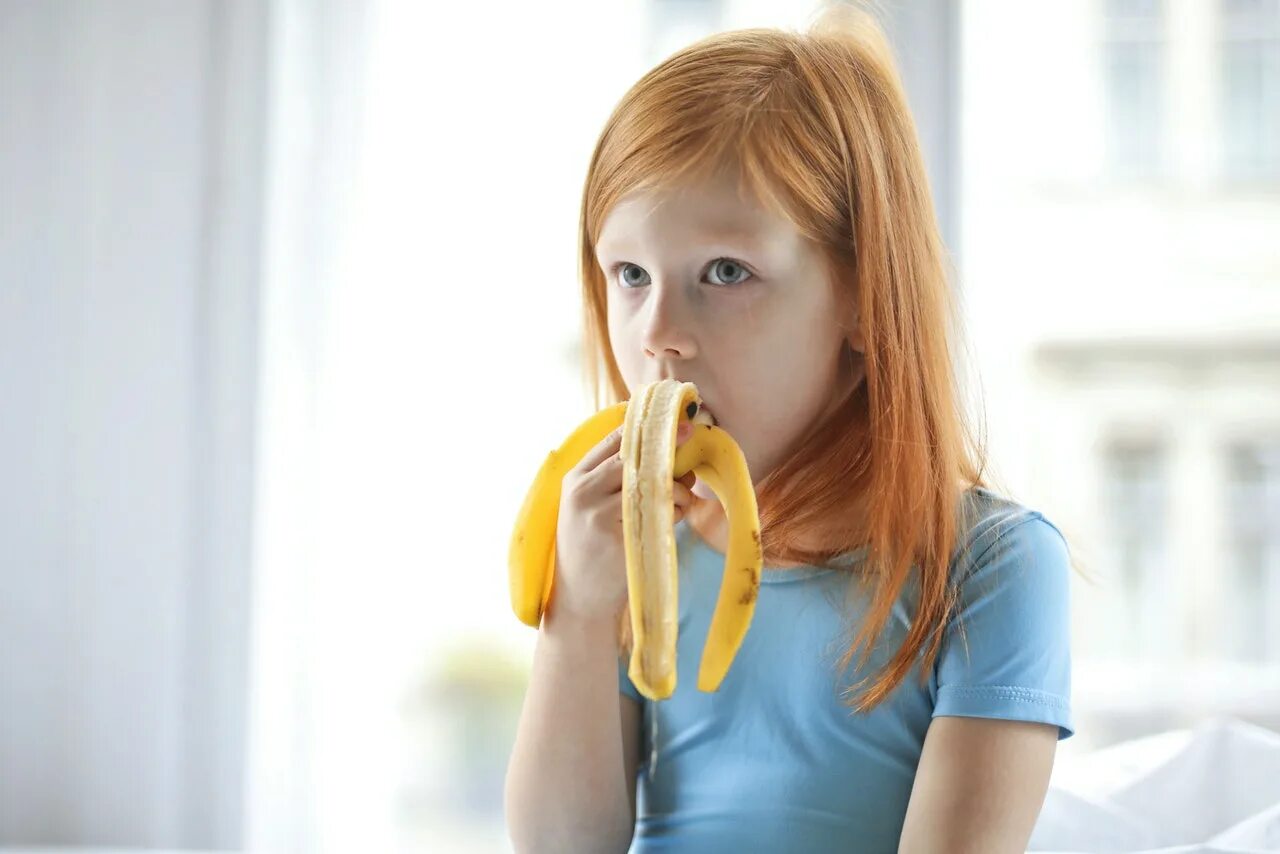 Little throat. Девочка с бананом. Маленькая девочка с бананом. Маленькие девочки и банан. Банан для детей.