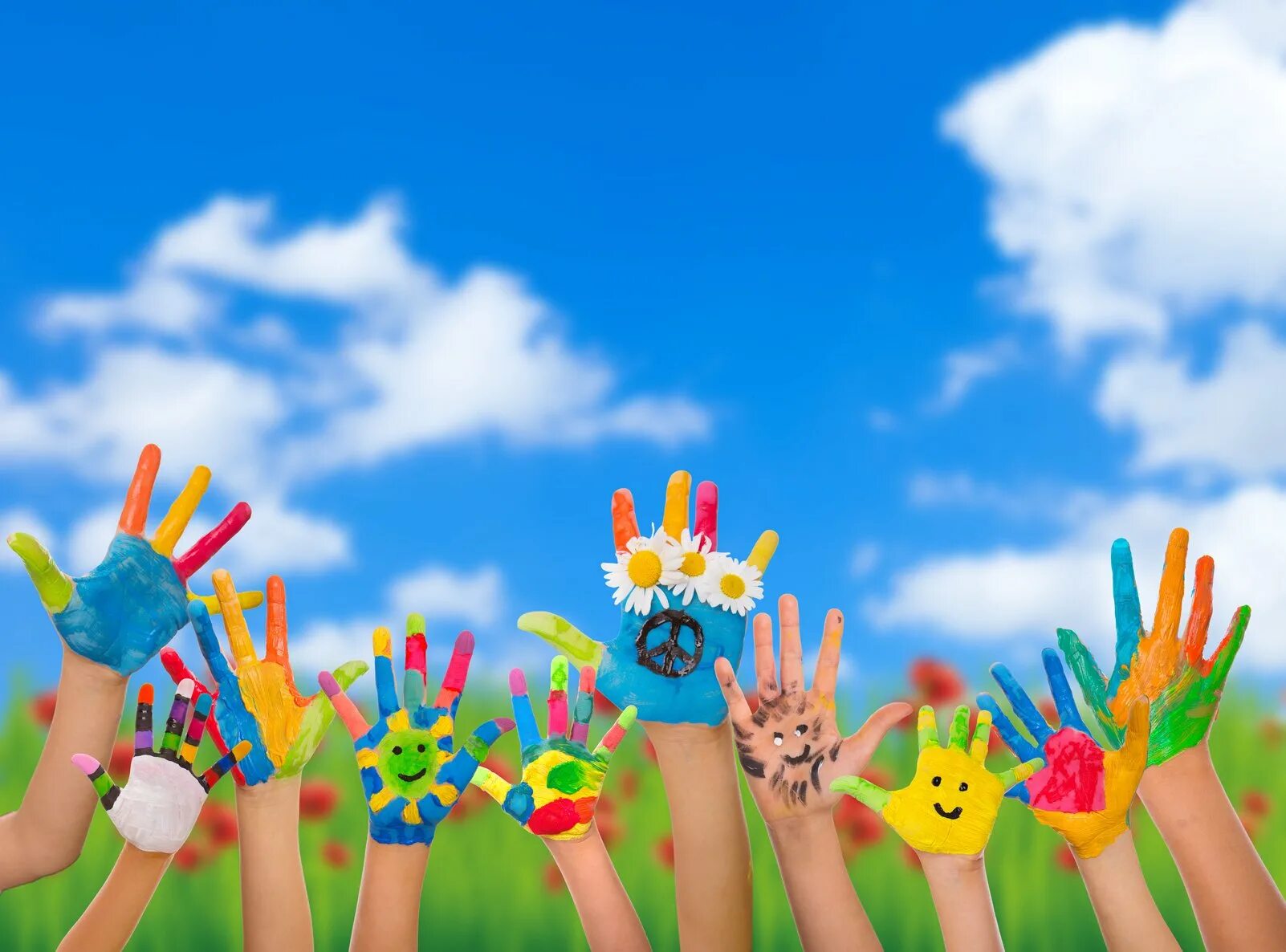 Цветные пальчики. Детские руки. Яркие ладошки. Разноцветные ладошки. Разноцветное детство.