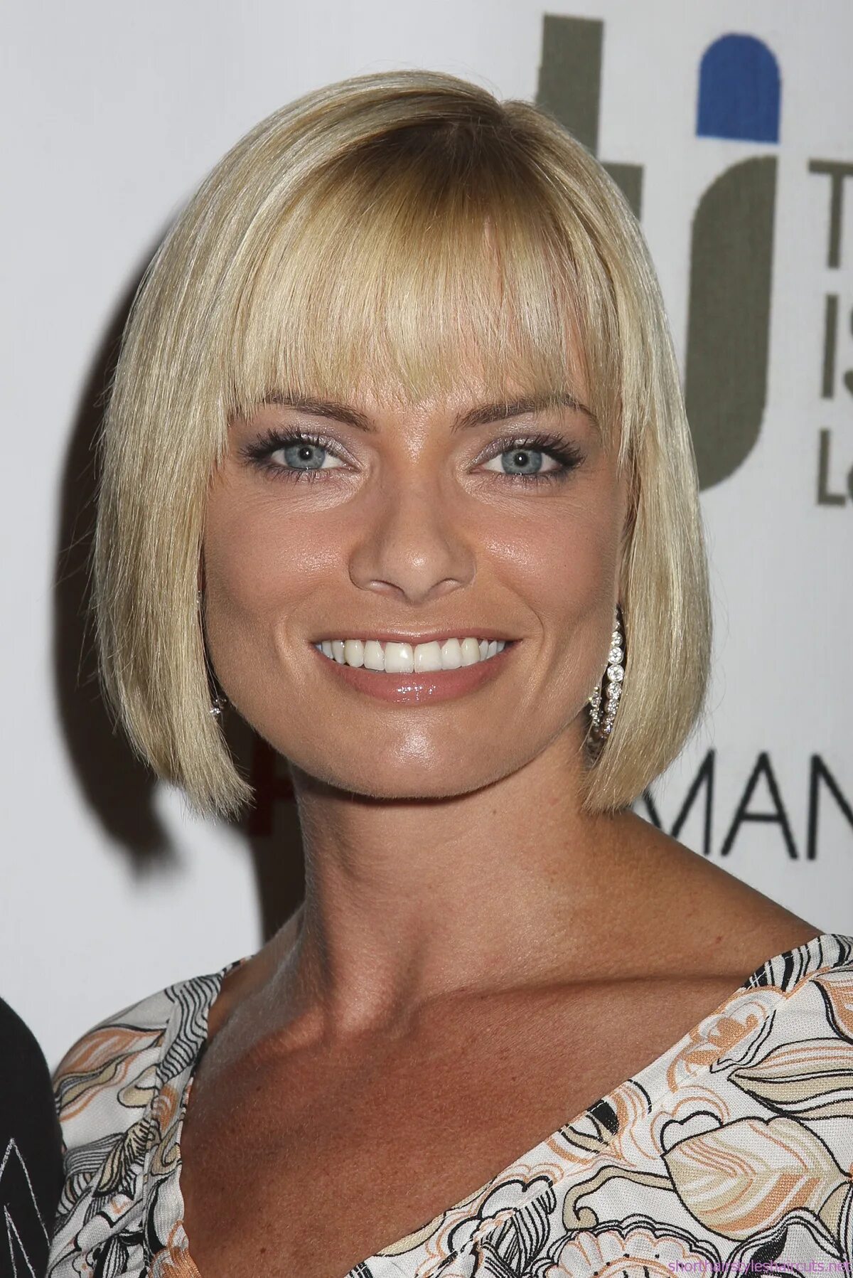 Прически для женщин после 40 лет фото. Jaime Pressly личико. Стрижки которые молодят с челкой. Стрижки после 40. Удлиненные стрижки для женщин после 40.