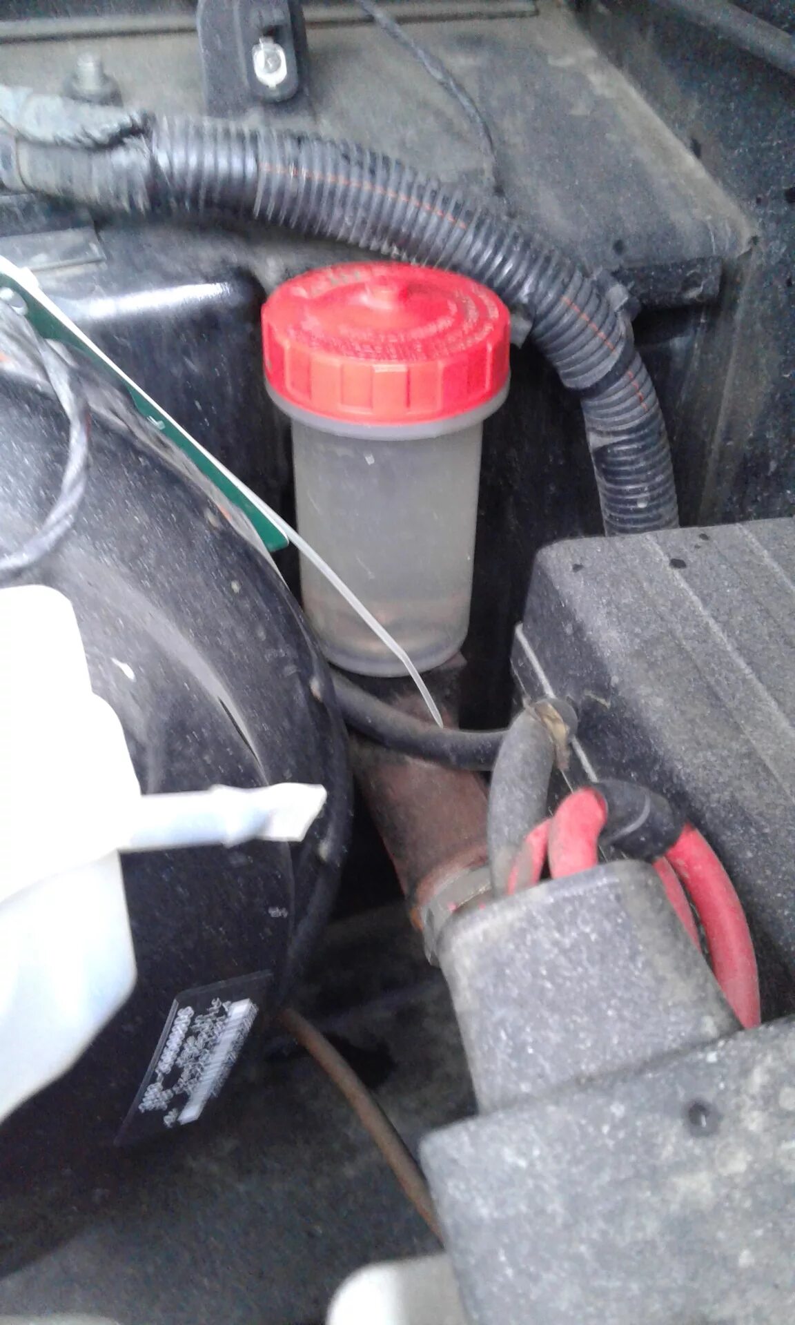 Бачок сцепления нива 21214. Бачок тормозной жидкости ниссан альмера классик. Жидкость сцепления ваз 2114. Ушла жидкость сцепления. Бачок тормозной жидкости уаз патриот.