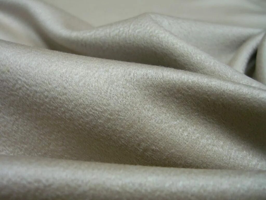 Мягкая шерсть ткань нежных оттенков. Мягкость шерстяной ткани. Ткань шерстяная Люкс. Особенности ткани шерсть.