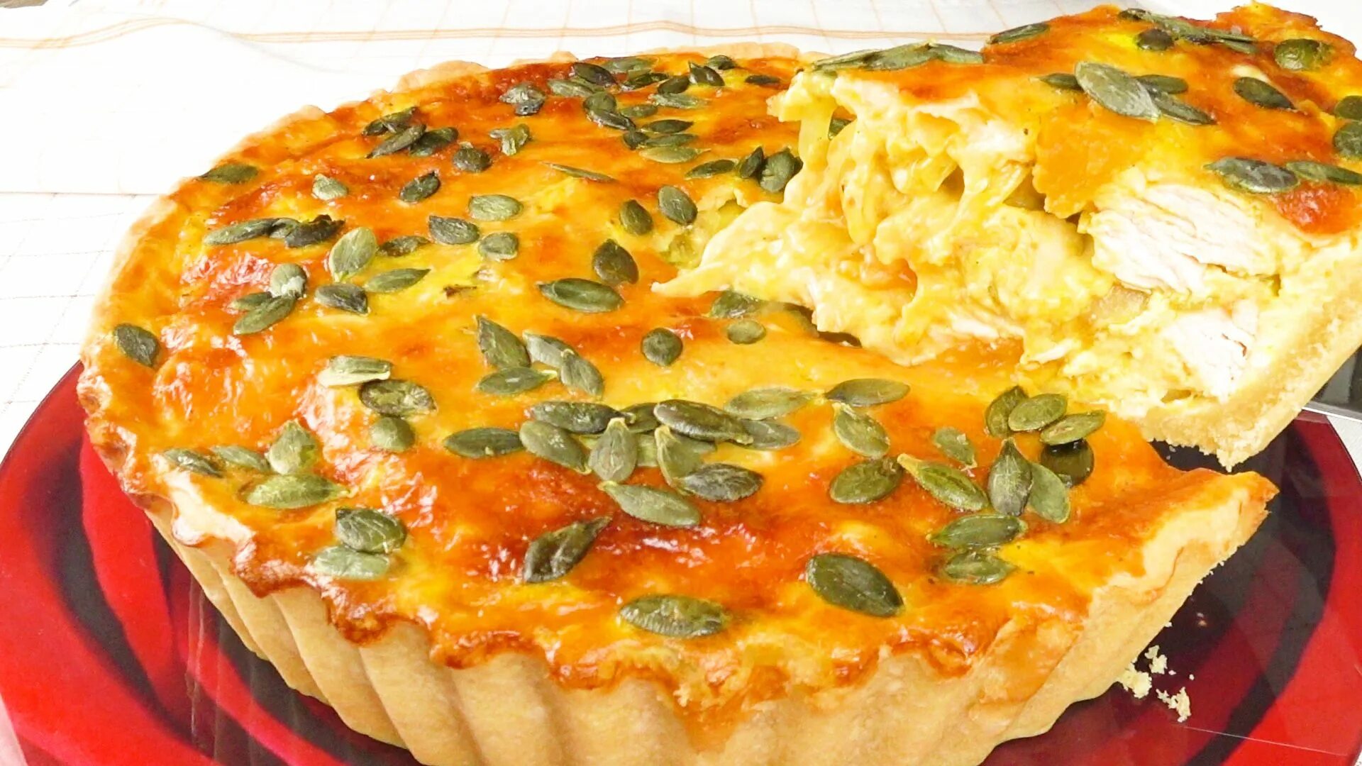 Рецепт пирога с мясом и тыквой. Пирог с тыквой и курицей. несладкий тыквенный пирог. пирог с тыквой несладкий. открытый пирог с курицей и тыквой.