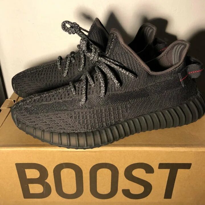 Кроссовки изи оригинал. Adidas Yeezy Boost 350. Adidas Yeezy Boost 350 Black. Адидас ИЗИ буст 350 v2. Adidas Ezzy Boost 350.