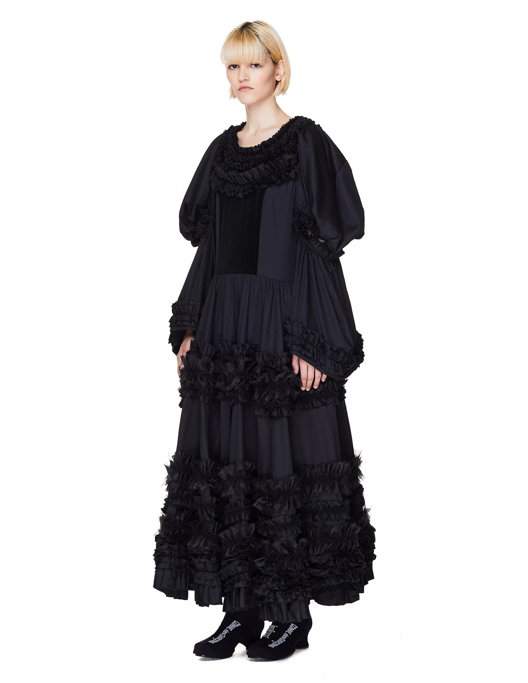 Черное платье comme des garcons. Черное платье с рюшами. Вечернее платье черное с рюшами внизу. Платья чёрное.в цветочек с рюшами.
