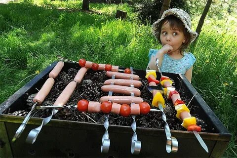 Семья жарит шашлык