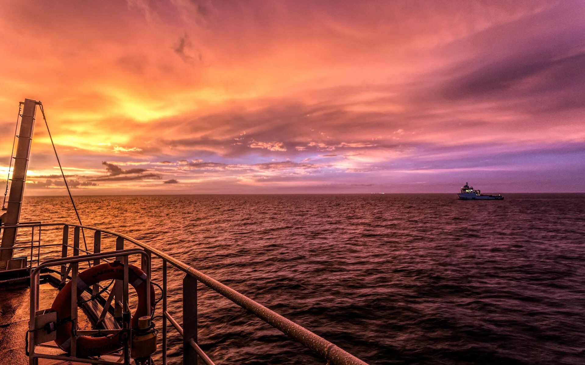 Раскачай меня палуба. Вид с корабля на море. Корабль на закате. Вид с палубы корабля. Палуба корабля.