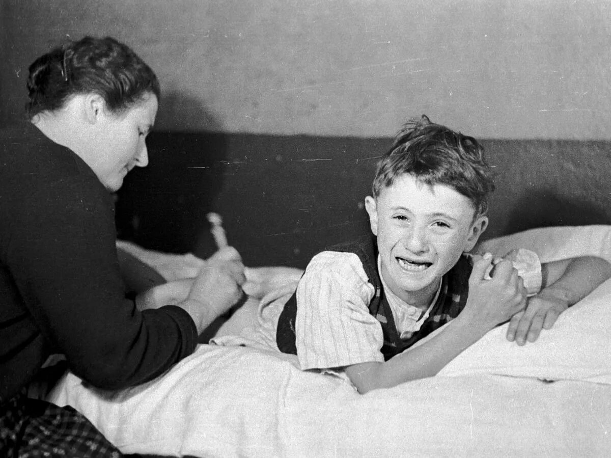 Мальчик делает девушке укол. Девочка со уколом картинки. Мальчик делает девушке укол. Мальчик делает девушке укол. Мальчик делает девушке укол.