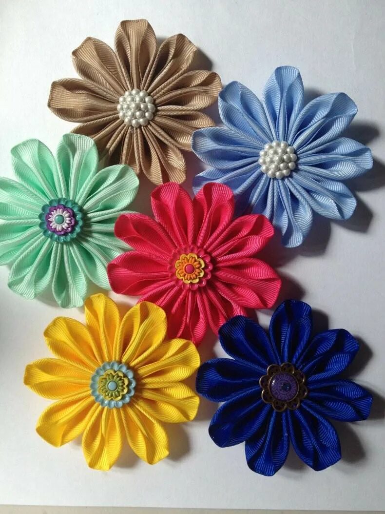 Простые цветы из атласных. Цветочки из атласных лент. Цветочки из ленточек простые. Цветы канзаши. Цветочек из ленты своими руками.