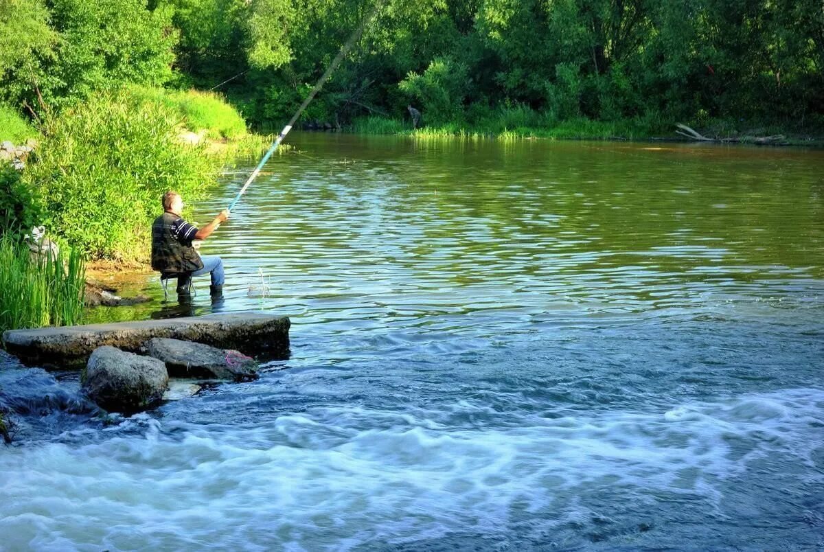 Рыбак на реке. Природа рыбалка. Летняя рыбалка. Рыбалка летом.