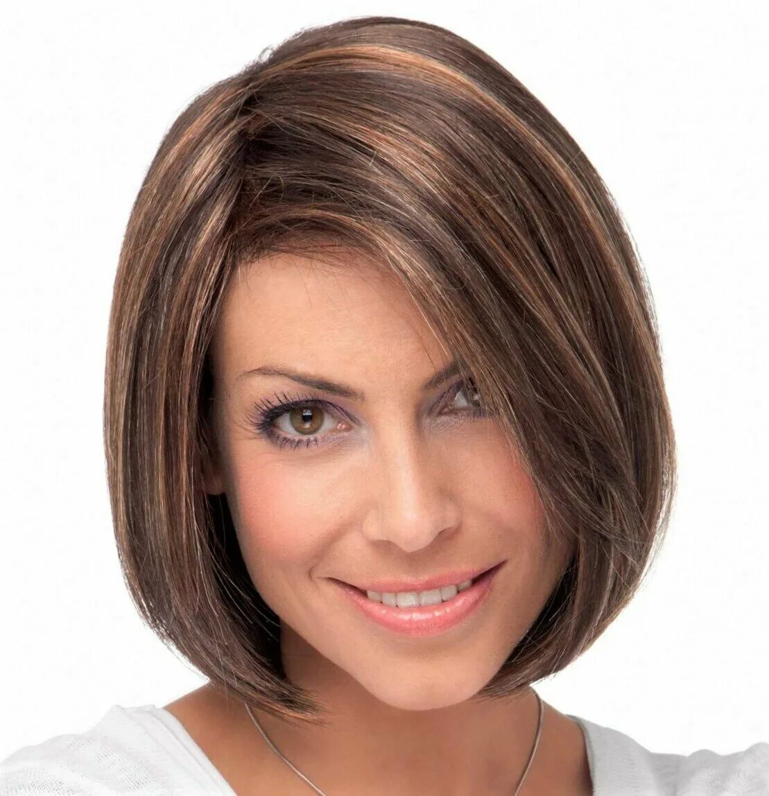 Стрижка рапсодия на средние. Молодящие стрижки для женщин. Причёски на средние волосы 40 лет. Дженнифер энистон прически. Причёски на каре для женщин.
