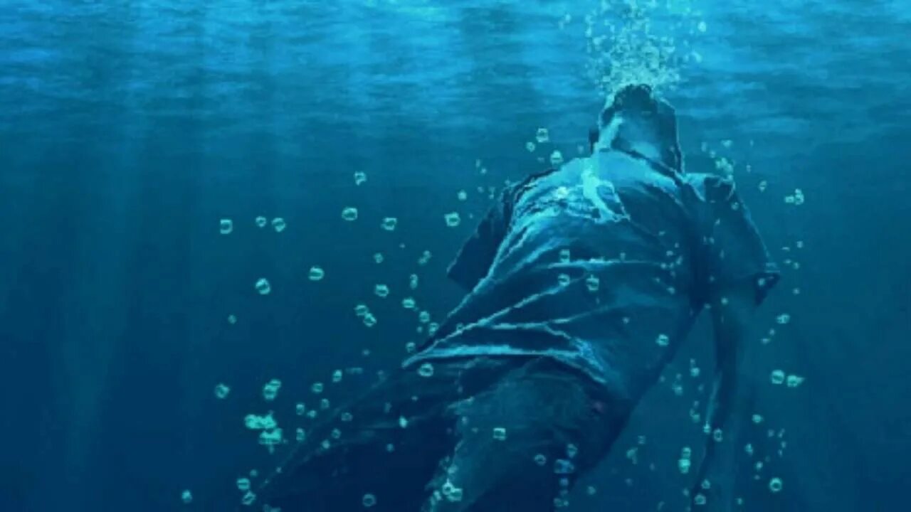 Человек под водой. Вода и человек. Тонет под водой. Мужчина под водой.