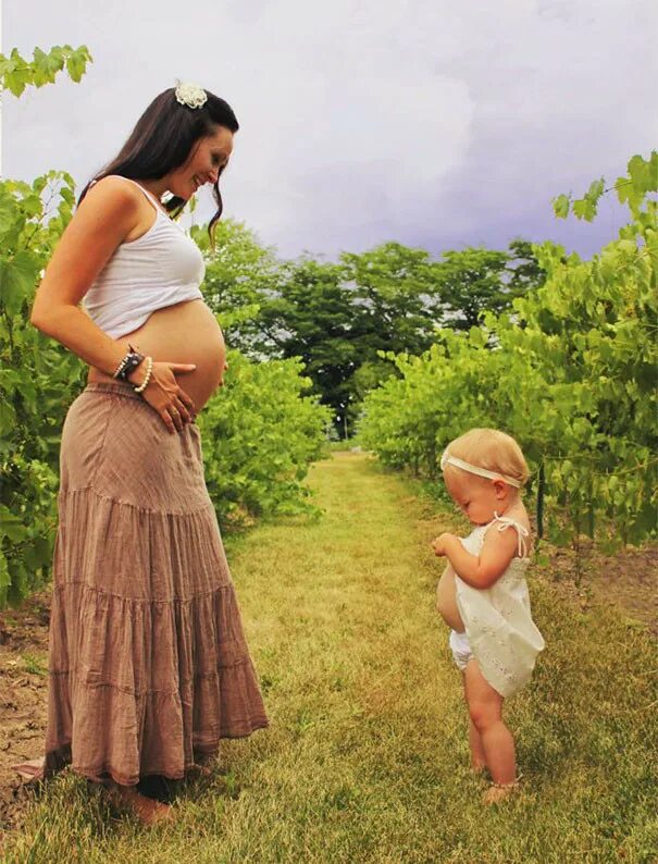 Очаровательная мать. Беременные дети. Маленькие дети беременные. Фотосессия беременности с дочкой.