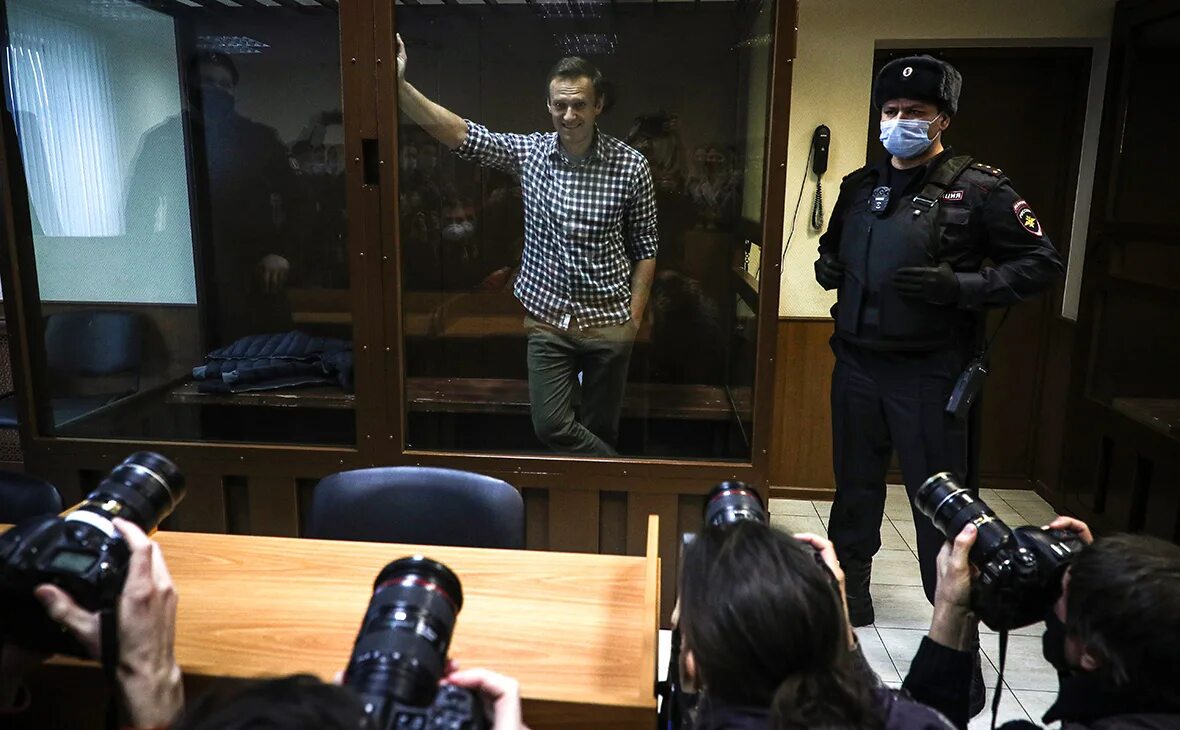 Суд над Навальным. Суд над чиновниками.