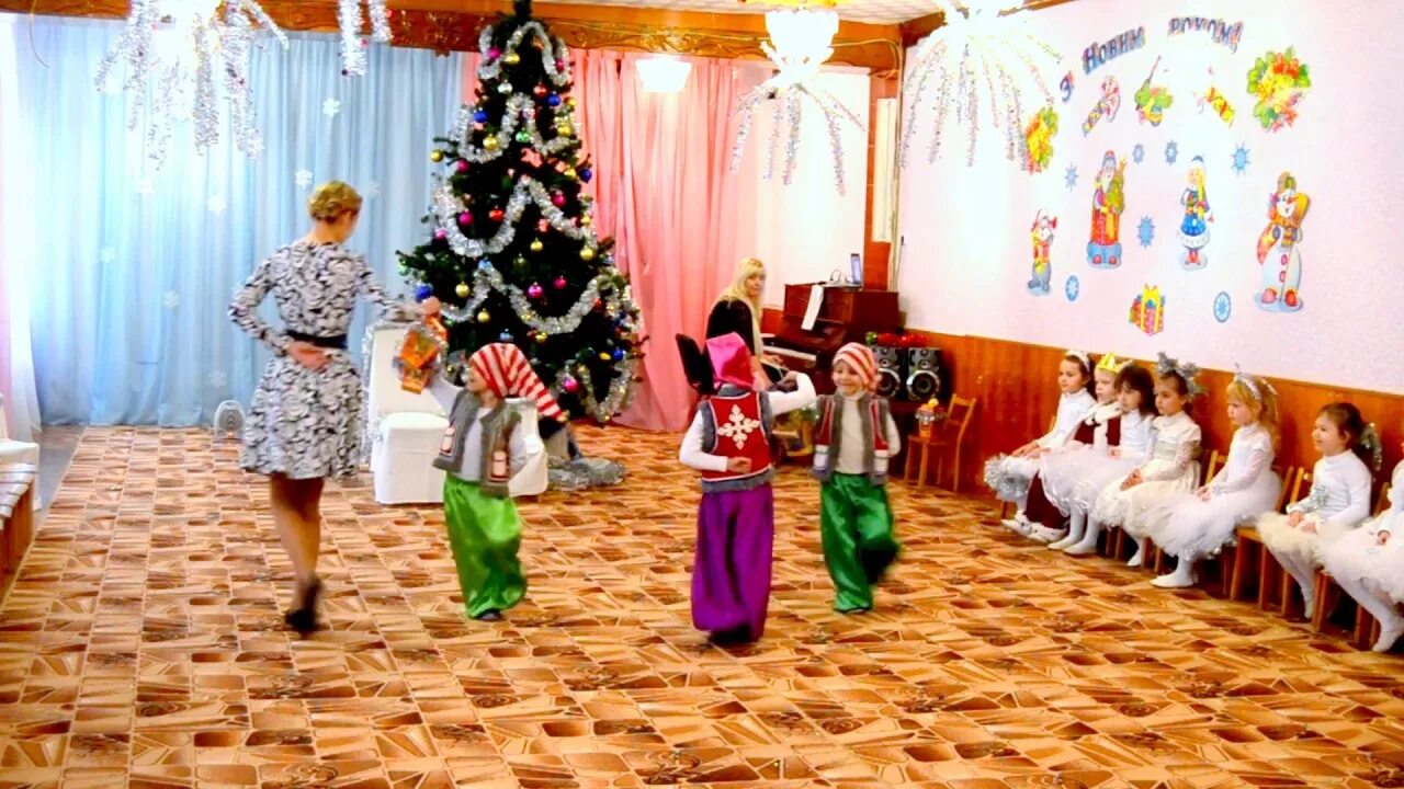 новогодние фонарики для танца. танец с фонариками в детском саду музыка. танец фонариков в детском саду на новый год. фонарики для танца. танец с фонариками в детском саду музыка.