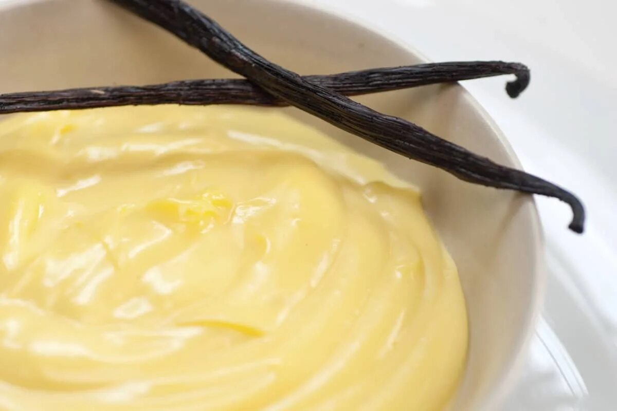 Заварной крем для наполеона со сгущенкой. Заварной крем. Наполеон с заварным масляным кремом. Крем патисьер классический. Заварной крем с маслом.