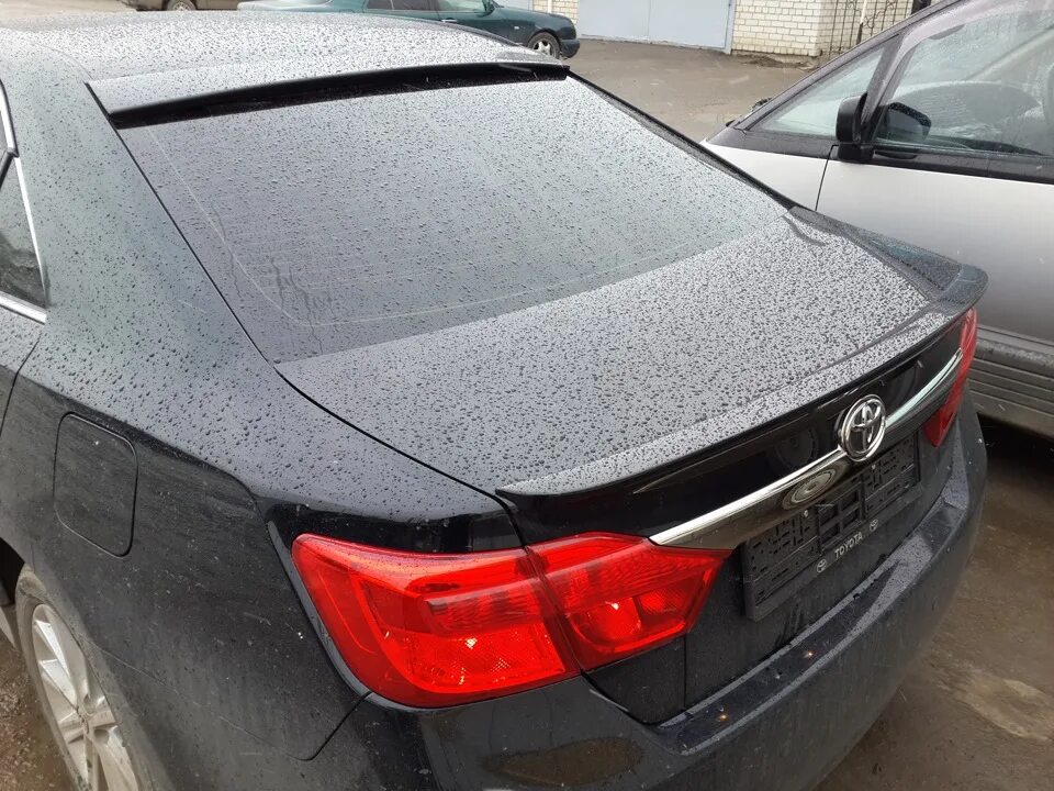 Тойота камри заднее стекло. Спойлер заднего стекла camry v70. Toyota camry 70 заднее стекло. Стекло лобовое nissan serena c27. Заднее стекло камри 55.