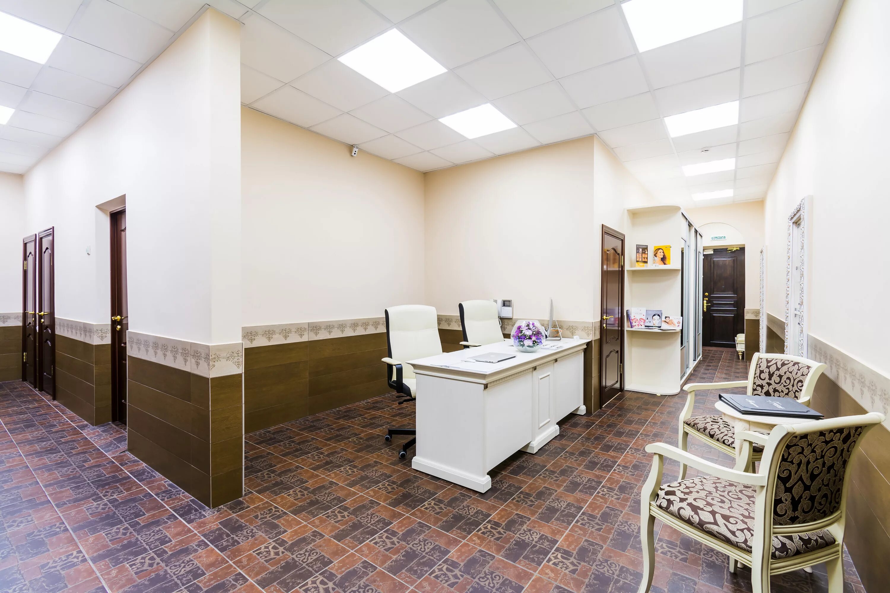 Салон красоты фигаро красные ворота мастера. Салон красоты московские ворота. 100 услуг парикмахерская. Барбершоп барбаросса орликов переулок. Тройка красносельская парикмахерская.