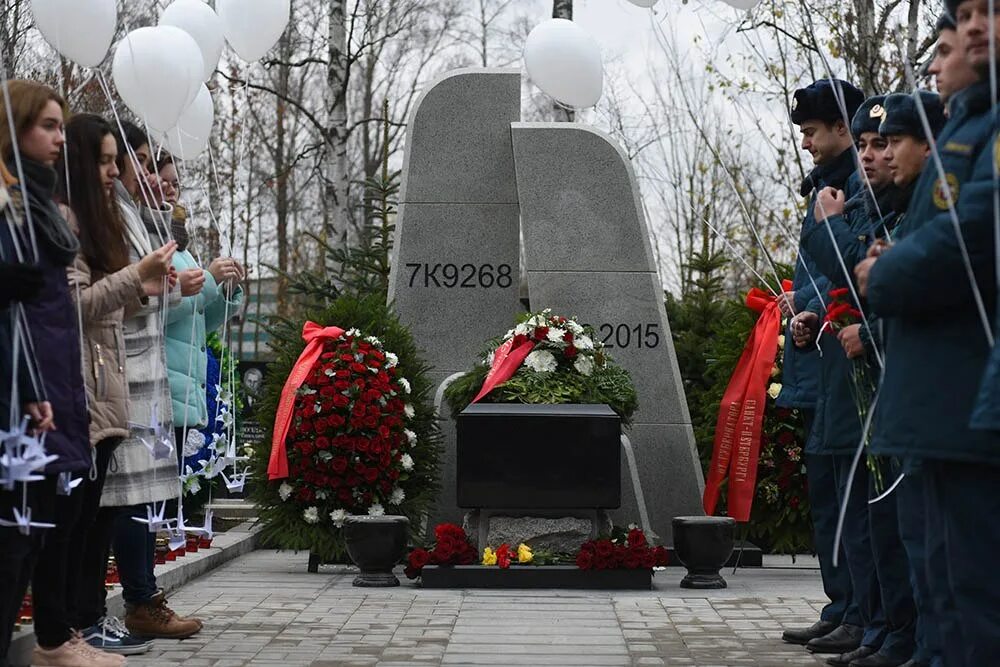 Мемориал на Серафимовском кладбище в Санкт-Петербурге. Сложенные Крылья памятник на Серафимовском кладбище. Серафимовское кладбище в Санкт-Петербурге а 321. Мемориал погибшим а321.