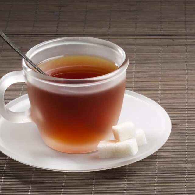 Чай с сахаром при отравлении. Сладкий чай. черный чай с сахаром. чай в стакане. ложка в чашке с чаем.