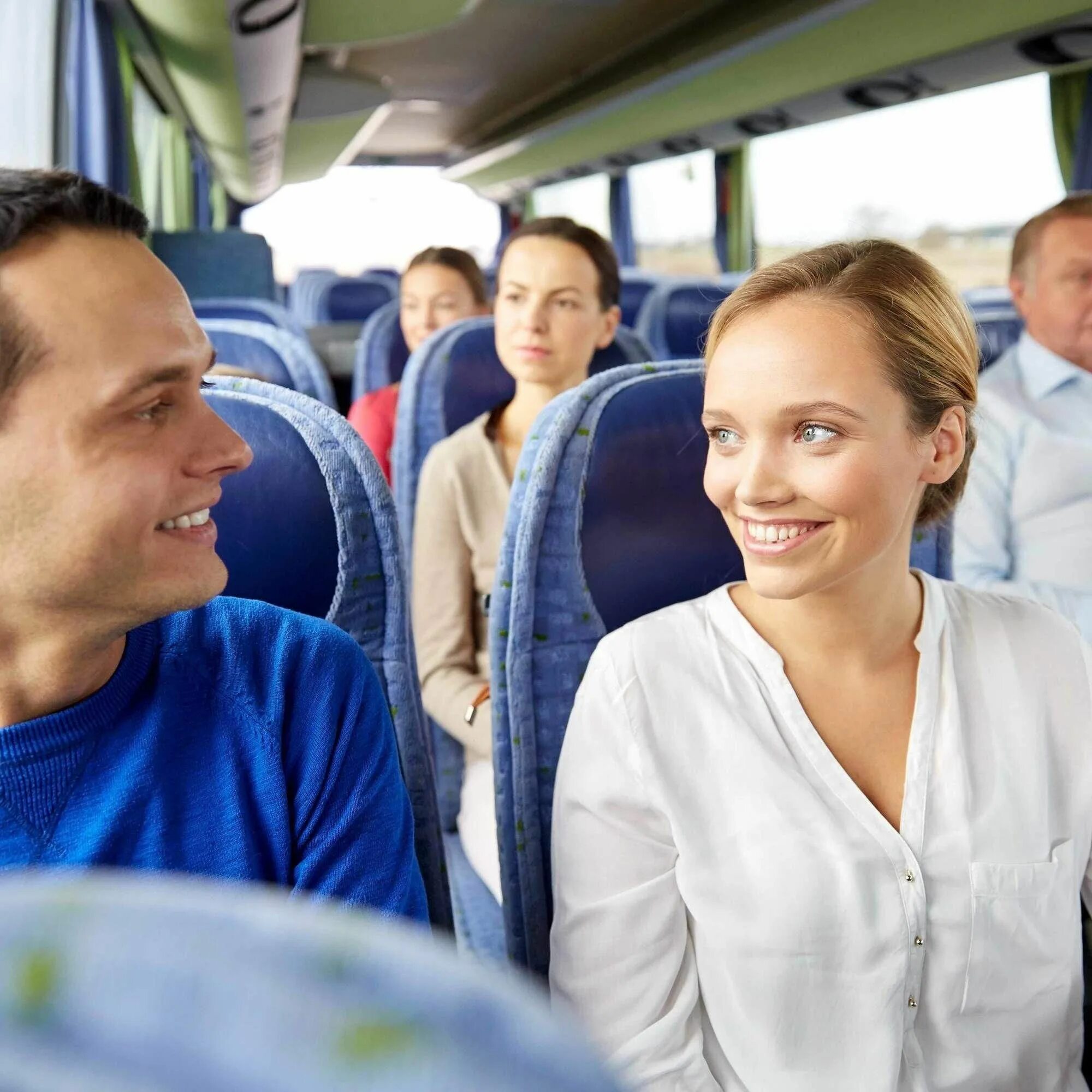 Meeting strangers. Счастливые люди в автобусе. Пассажиры в автобусе. Радостные пассажиры автобуса. Люди едут в автобусе.